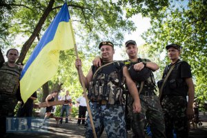 На въездах в Мариуполь устанавливают противотанковые ежи