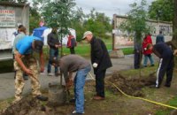 Киевляне высадили сирень в сквере, который обороняют от застройщика