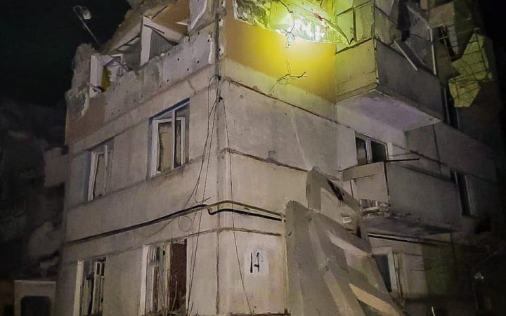 Окупанти скинули авіабомбу на багатоповерхівку у Куп'янську, загинула жінка