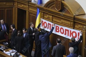 Бютовцы запустили в небо плакат "Юле-волю" во время открытия Евро-2012