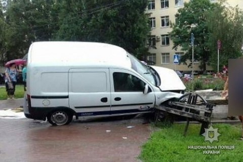 В центре Полтавы автомобиль въехал в подземный переход и насмерть сбил коммунальщика