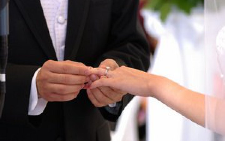 За 600 днів повномасштабної війни в Києві одружилися 40 470 пар і народилося 29 857 немовлят