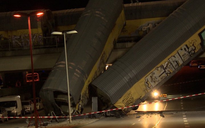У Мюнхені з мосту впали вагони вантажних потягів, постраждала людина