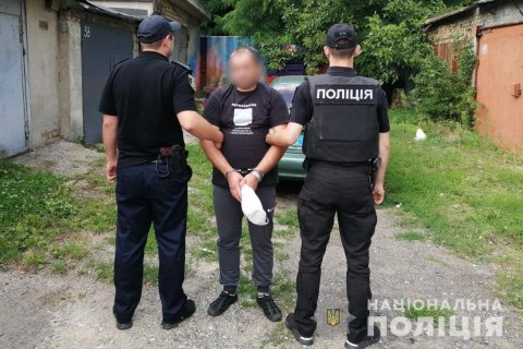 ​В Киеве таксист посадил на цепь пассажира, который не расплатился за поездку в Сумы