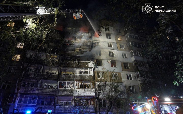 У Черкасах ворожий дрон поцілив у житлову багатоповерхівку, є травмовані