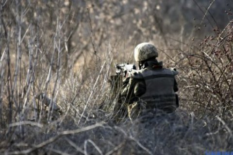 На Донбасі окупанти відкривали вогонь зі стрілецької зброї
