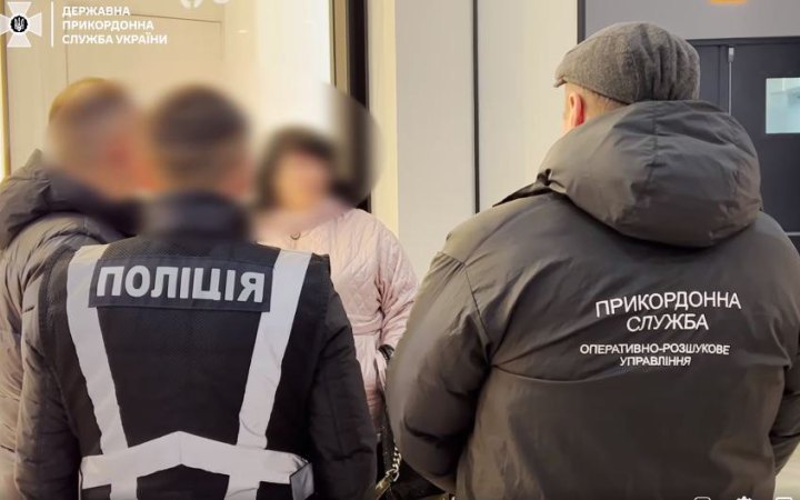 Правоохоронці викрили жінку з інвалідністю, яка пропонувала допомогти “клієнту” виїхати за кордон