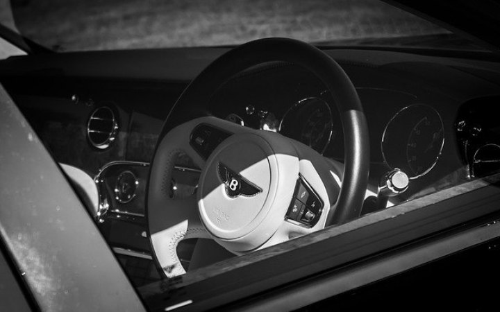 Польща оштрафувала продавця люксових авто на близько $5,5 млн за експорт до РФ