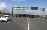 Траса "Київ-Чоп" перекрита через перевернуту фуру