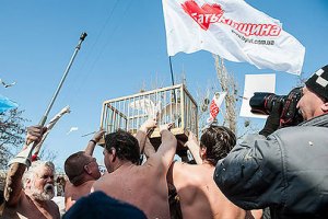 Сторонники Тимошенко избили "ирода-Януковича" и выпустили белых голубей