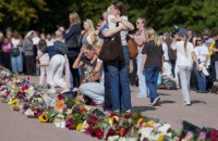 Норвежці через повідомлення про критичний стан короля почали зносити квіти до палацу