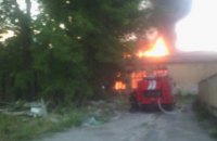 Во Львове возник пожар в здании бывшей воинской части (обновлено)