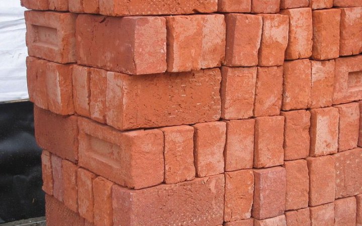 Найбільший у світі виробник цегли продав свої заводи в Росії 