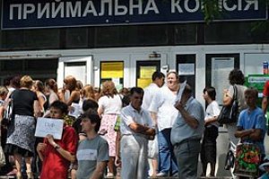Абитуриенты вынуждены ехать в приемные комиссии лично