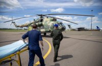 Гелікоптер МІ-8 доправив тяжкопораненого під Мар’їнкою гвардійця до Києва 