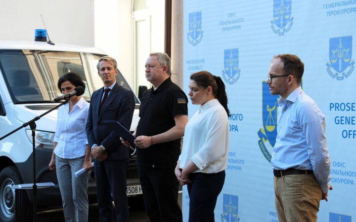 Офіс генпрокурора передав французьку мобільну лабораторію ДНК для роботи у регіонах активних бойових дій