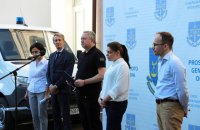 Офіс генпрокурора передав французьку мобільну лабораторію ДНК для роботи у регіонах активних бойових дій