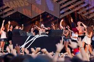 Ветер обрушил сцену во время концерта в Оттаве