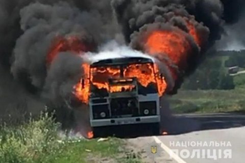 На трассе в Полтавской области сгорел автобус "Горишни Плавни - Кобеляки"