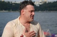 Тягнибок ездит на чужой машине и возит с собой одежду и подушку