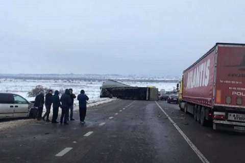 ​Из-за перевернувшейся фуры частично перекрыта международная трасса во Львовской области