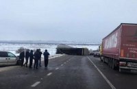 ​Из-за перевернувшейся фуры частично перекрыта международная трасса во Львовской области