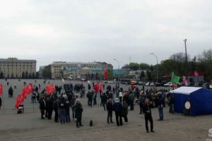В Харькове активисты Майдана и Антимайдана бросались яйцами и обливались водой