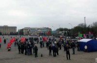 В Харькове активисты Майдана и Антимайдана бросались яйцами и обливались водой