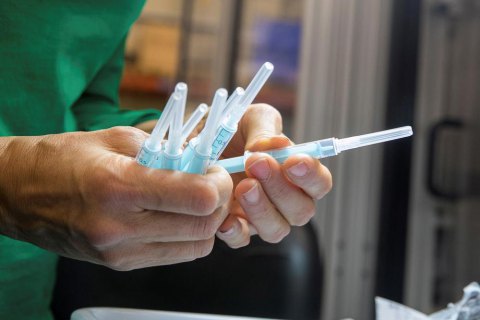 Парламент Японии одобрил бесплатную вакцинацию населения от COVID-19