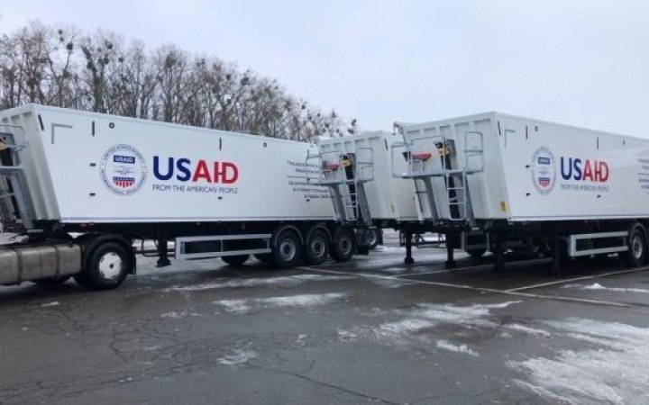 США передали 16 зерновозів для українських фермерів