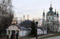 Суд зобов’язав демонтувати “храм-МАФ” УПЦ МП біля Десятинної церкви