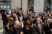 "Порошенко не случайно стоял рядом со Столтенбергом на прощании с МакКейном", - Пауэр