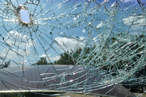 Невідомі закидали камінням два автобуси з людьми на трасі Кривий Ріг - Дніпро
