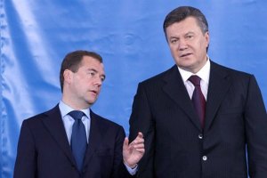 Янукович поздравил Медведева по телефону