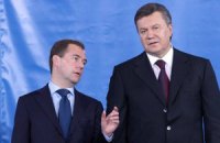 Янукович поздравил Медведева по телефону