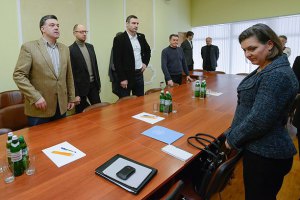 Нуланд намерена встретиться с Януковичем и Кожарой