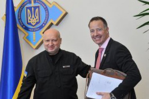 Турчинов: на Донбассе ежедневно увеличивается количество российского оружия