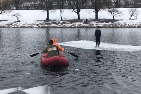 На киевской Русановке спасли 12-летнего мальчика, который "дрейфовал" на льдине