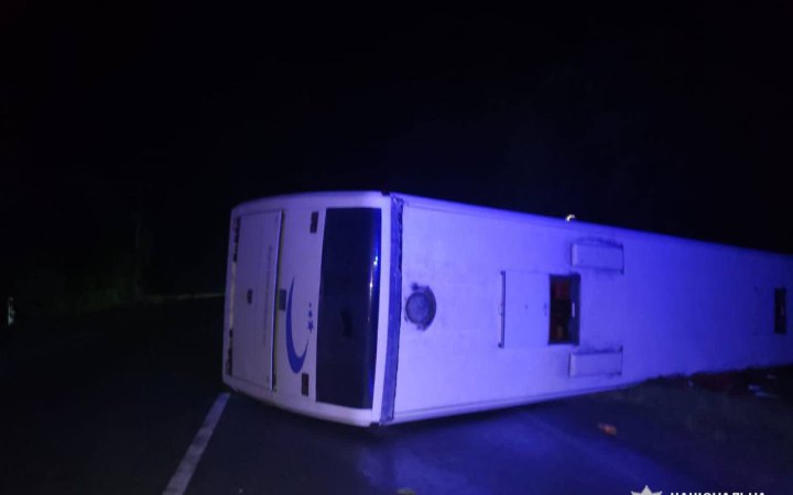 Біля Умані у ДТП потрапив рейсовий автобус, постраждали 23 людини 