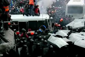 Двое журналистов упали с крыши автобуса во время взрыва шумосветовой гранаты