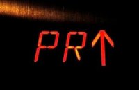 В округе массажиста Азарова против оппозиционера тысячами раздают антилистовки