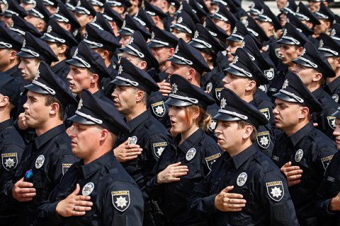 Столичный патрульный присвоил около $17 тыс. во время осмотра автомобиля