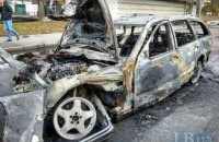 В Киеве Mercedes AMG врезался в остановку и загорелся