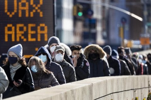 В США призывают беременных женщин пройти вакцинацию от COVID-19 