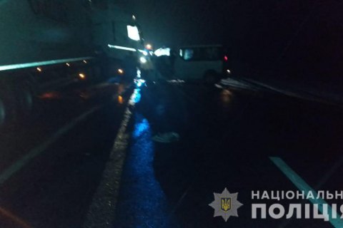 Возле Стрыя грузовик столкнулся с двумя микроавтобусами: один погибший, семеро пострадавших