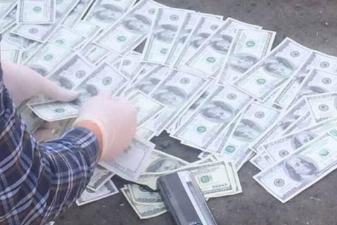 Священник Киево-Печерской Лавры пытался вывезти в Россию 52,7 тыс. долларов "пожертвований"