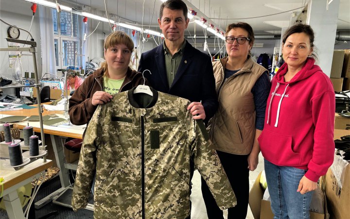 У Латвії почали шити зимову форму для ЗСУ