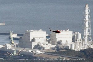 Японский чиновник выпил стакан очищенной от радиации воды из лужи на Фукусиме-1