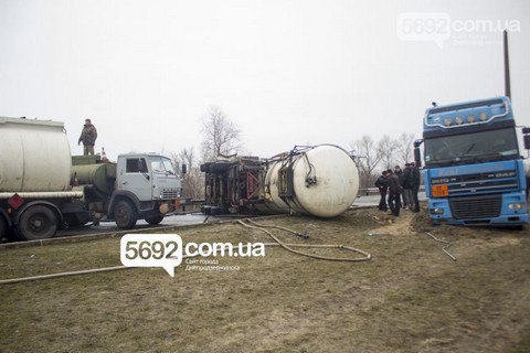 В Днепродзержинске на мосту перевернулся бензовоз