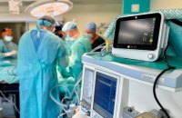 «Друге серце» на руці: у Львові лікарі видалили пацієнтці псевдоаневризму розміром із грейпфрут